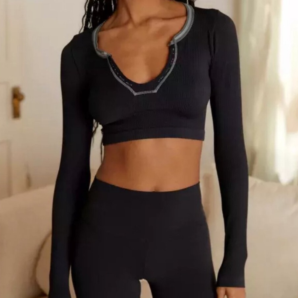 Urban Outfitters Going for Gold Long Sleeve Rib Crop Top - XS/S